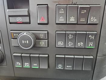 Volvo FMX 460 8x4*4 / HMF Z KRAAN + HYVA LIFT